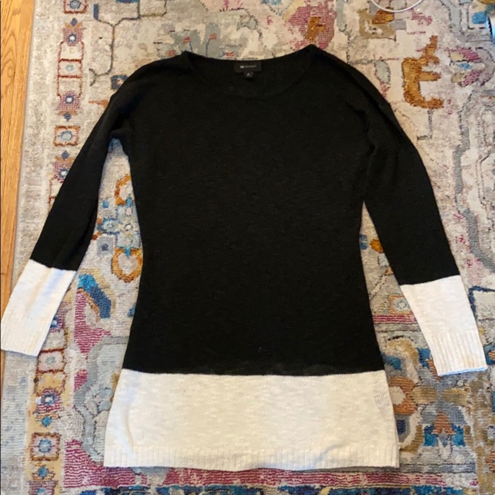 Cute sweater! Like new 🖤🤍